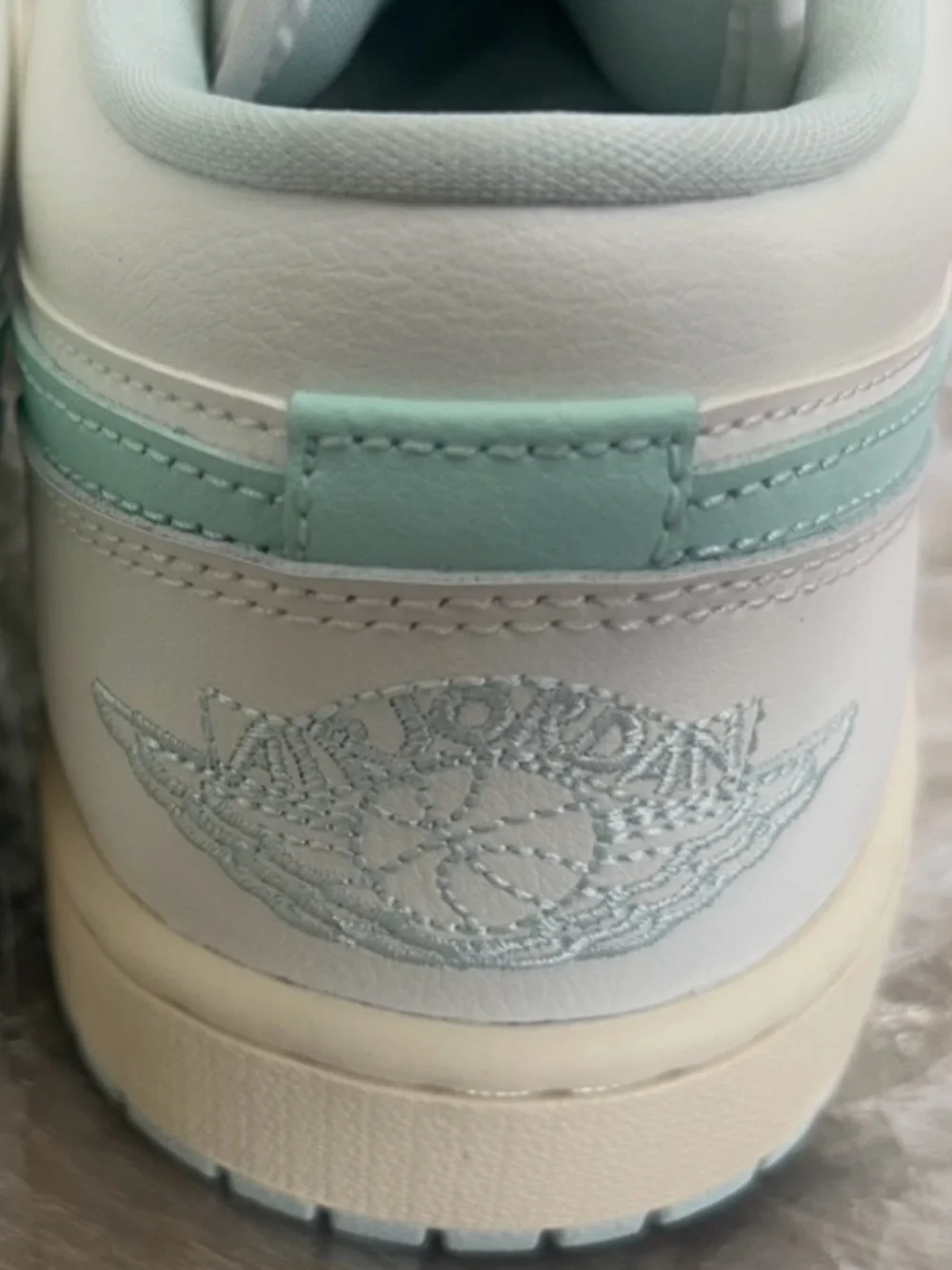 WOMEN'S Size 10/M 8.5. AIR JORDAN RETRO 1 LOW CASUAL. OFF White and Mint